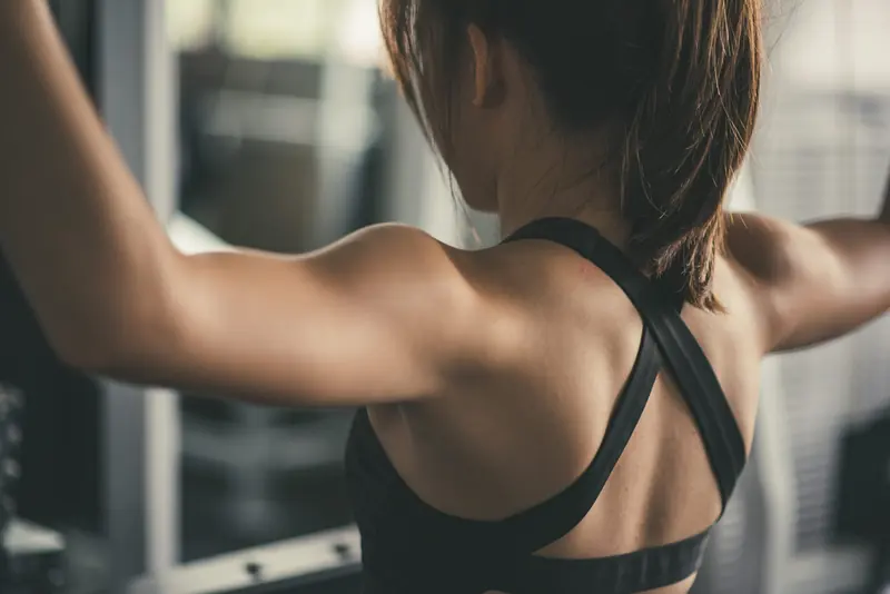 トレーニング中の女性の背中