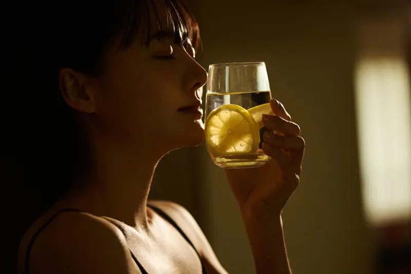トレーニング後に水を飲む女性