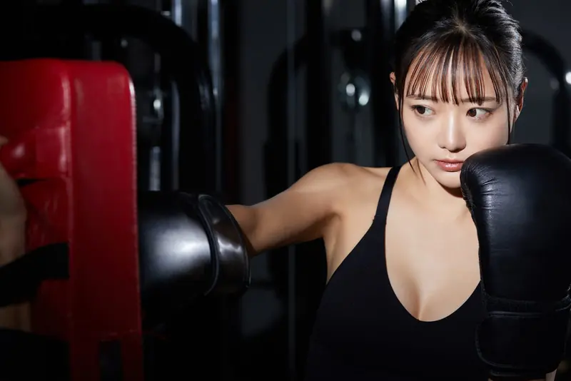 ボクシンググローブでトレーニングする女性